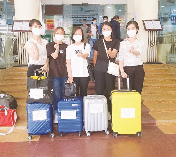 Các điều dưỡng Bệnh viện Bệnh Nhiệt đới Trung ương tăng cường cho đồng nghiệp trong tâm dịch.